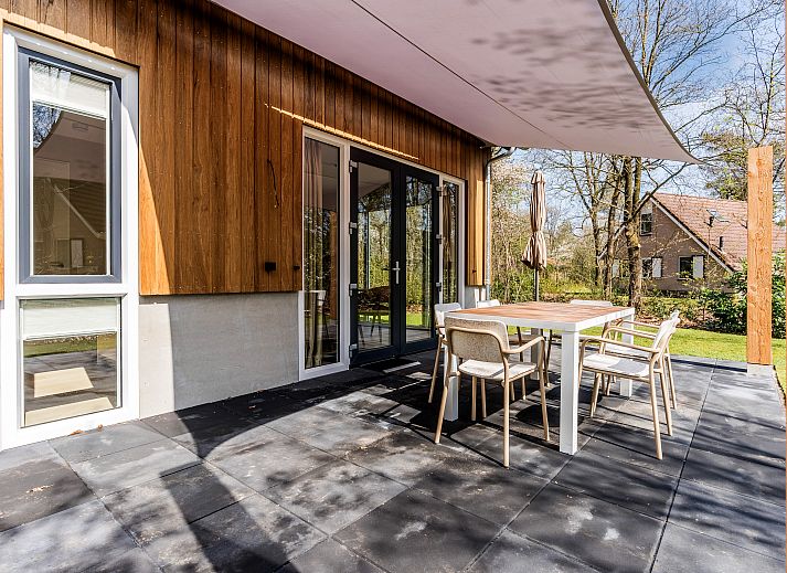 Gemuetliches Wohnzimmer mit grossen Fenstern im Bungalow Twenhaarsveld, Holten, Overijssel, ideal zum Entspannen.