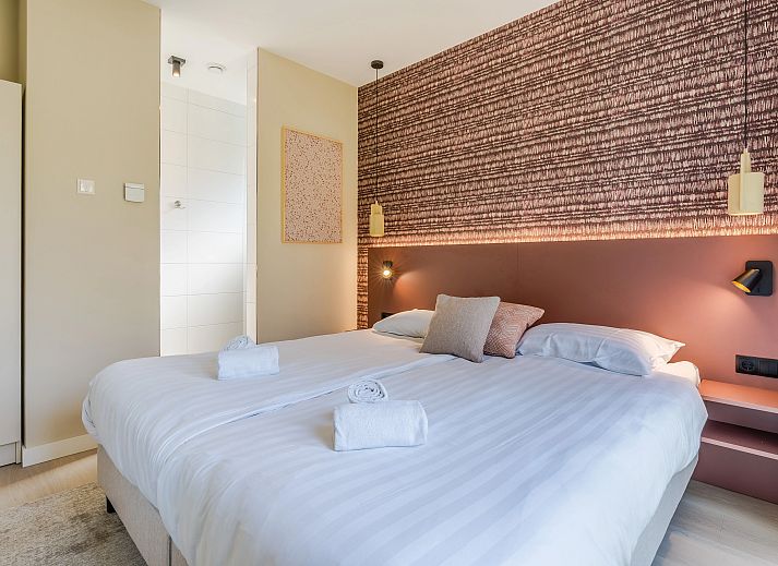 Gemuetliches Wohnzimmer mit grossen Fenstern im Bungalow Twenhaarsveld, Holten, Overijssel, ideal zum Entspannen.