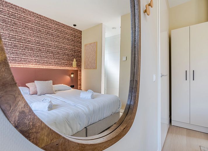 Gemuetliches Wohnzimmer mit grossen Fenstern im Bungalow Twenhaarsveld, Holten, Overijssel, ideal zum Entspannen.