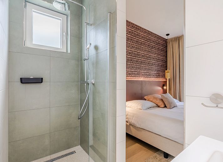 Offenes Ess- und Wohnzimmer im Bungalow Twenhaarsveld, Holten, mit stilvollem Mobiliar und viel Tageslicht.