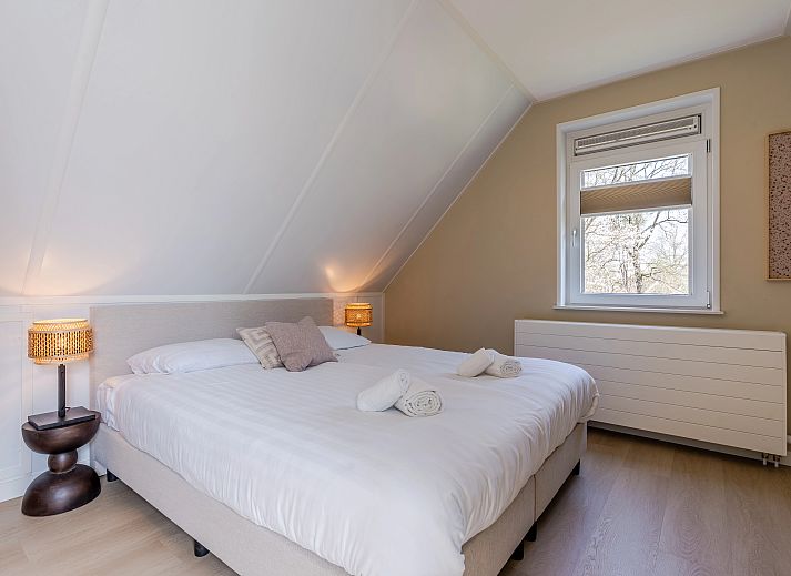 Offenes Ess- und Wohnzimmer im Bungalow Twenhaarsveld, Holten, mit stilvollem Mobiliar und viel Tageslicht.