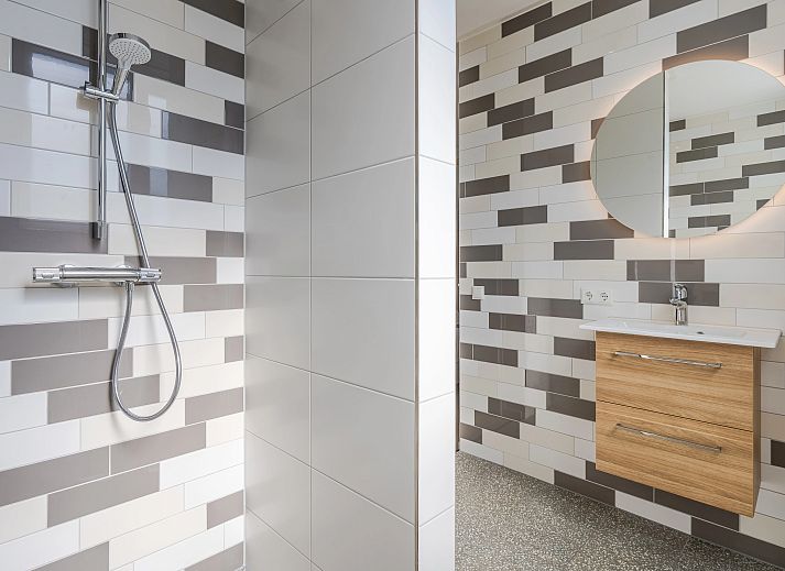 Offenes Ess- und Wohnzimmer im Bungalow Twenhaarsveld, Holten, mit stilvollem Mobiliar und viel Tageslicht.