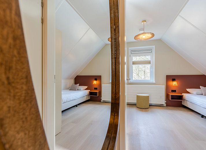 Offenes Ess- und Wohnzimmer im Bungalow Twenhaarsveld, Holten, mit stilvollem Mobiliar und viel Tageslicht.