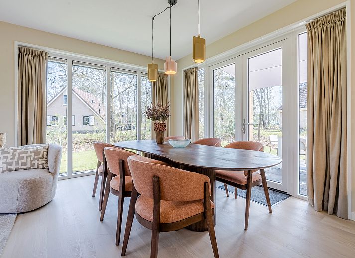 Gemuetliche Sitzecke mit Blick auf den Garten im 6-Bett-Bungalow Twenhaarsveld, Holten, Overijssel.