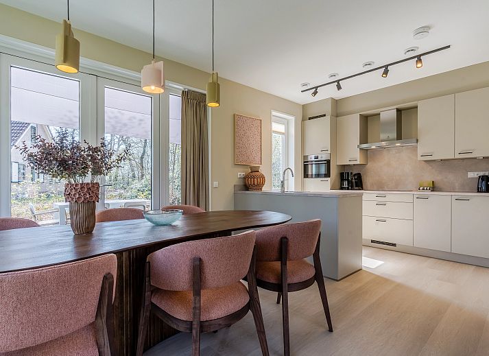 Gemuetliche Sitzecke mit Blick auf den Garten im 6-Bett-Bungalow Twenhaarsveld, Holten, Overijssel.