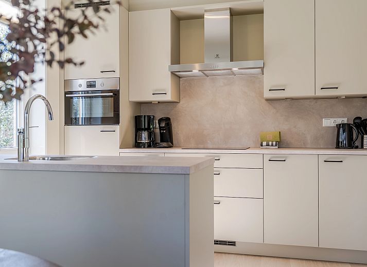 Gemuetliche Sitzecke mit Blick auf den Garten im 6-Bett-Bungalow Twenhaarsveld, Holten, Overijssel.