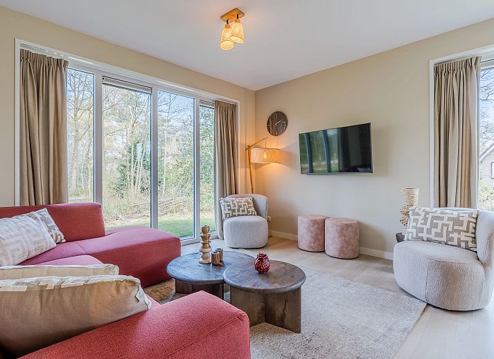 Die Essecke mit Holztisch im Bungalow Twenhaarsveld, Holten, bietet eine herrliche Aussicht auf die Natur.