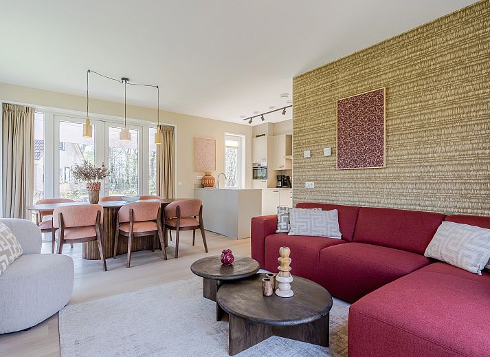 Die Essecke mit Holztisch im Bungalow Twenhaarsveld, Holten, bietet eine herrliche Aussicht auf die Natur.