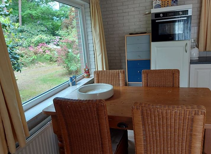 Schoener Blumengarten im Ferienhaus in Holten, gelegen in der gruenen Umgebung von Salland, Overijssel.