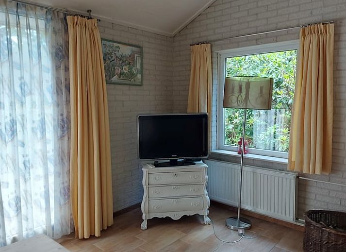 Ferienhaus in Holten, Overijssel, umgeben von bunten Blumengaerten und ueppiger Natur, ideal fuer einen erholsamen Aufenthalt in Salland.