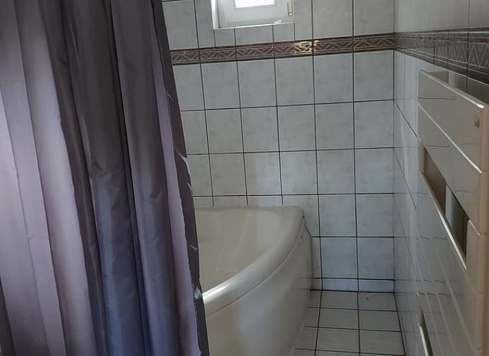 Ferienhaus in Holten, Overijssel, umgeben von bunten Blumengaerten und ueppiger Natur, ideal fuer einen erholsamen Aufenthalt in Salland.