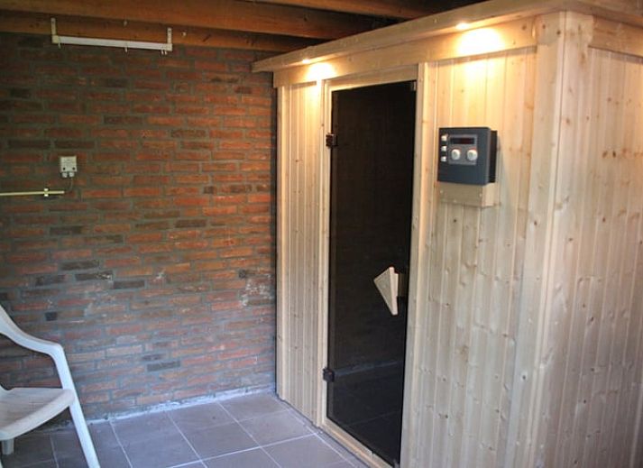 Ferienhaus in Holten, gelegen in der gruenen Natur von Salland, Overijssel, umgeben von bunten Blumen und einem ueppigen Garten.