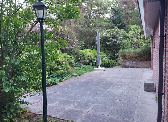 Ferienhaus in Holten, gelegen in der gruenen Natur von Salland, Overijssel, umgeben von bunten Blumen und einem ueppigen Garten.