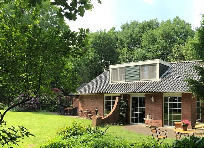 Gemuetliches Ferienhaus in Holten, Salland, umgeben von verschneiter Natur in Overijssel, ideal fuer einen Winterurlaub.