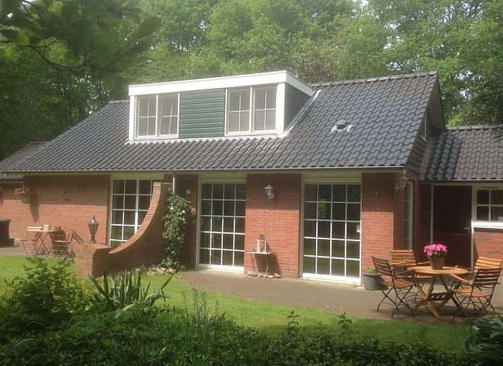 Gemuetliches Ferienhaus in Holten, Salland, umgeben von verschneiter Natur in Overijssel, ideal fuer einen Winterurlaub.