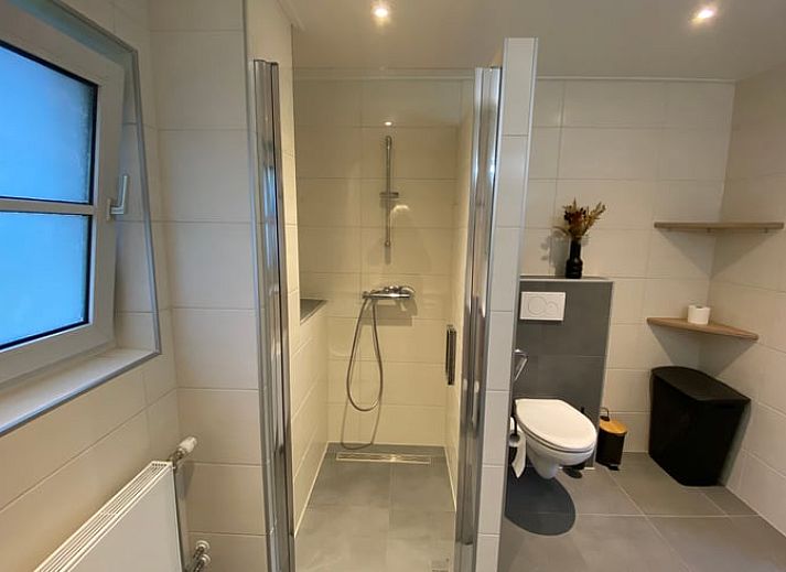 Charmantes Ferienhaus in Holten, Overijssel, umgeben von viel Gruen mit einer einladenden Terrasse zum Entspannen in der Natur.