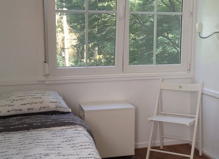 Charmantes Ferienhaus in Holten, Overijssel, umgeben von viel Gruen mit einer einladenden Terrasse zum Entspannen in der Natur.