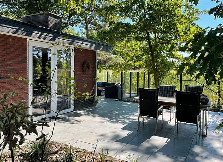 Geniet van het zonnige terras bij Huisje in Holten, een vakantiehuis in de natuur van Salland, Overijssel.
