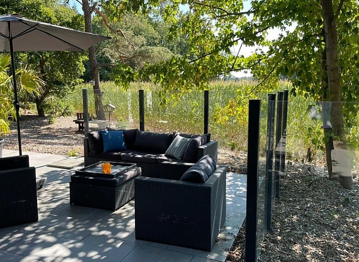 Geniet van het zonnige terras bij Huisje in Holten, een vakantiehuis in de natuur van Salland, Overijssel.