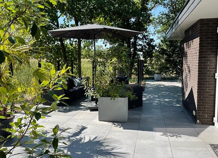 Uitzicht op groene velden bij Huisje in Holten, een vakantiehuis in Holten, Salland, Overijssel, omgeven door rustieke natuur.