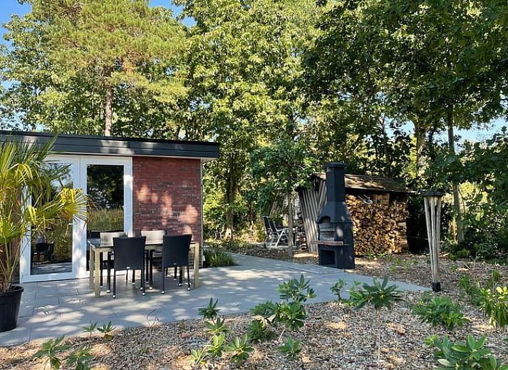 Uitzicht op groene velden bij Huisje in Holten, een vakantiehuis in Holten, Salland, Overijssel, omgeven door rustieke natuur.