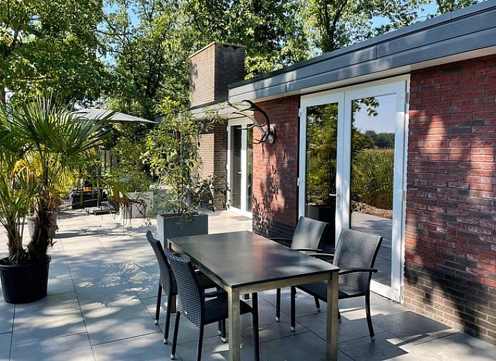 Uitzicht op groene velden bij Huisje in Holten, een vakantiehuis in Holten, Salland, Overijssel, omgeven door rustieke natuur.