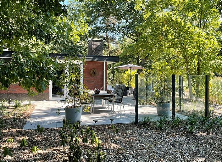 Geniet van de rust in het Huisje in Holten, een sfeervol vakantiehuis in Salland, Overijssel met een ruim terras omgeven door natuur.