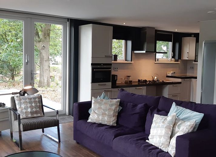 Geniet van de rust in het Huisje in Holten, een sfeervol vakantiehuis in Salland, Overijssel met een ruim terras omgeven door natuur.