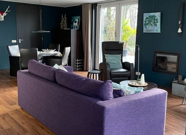 Ontspan op het terras van Huisje in Holten, een vakantiehuis in Salland, Overijssel, omringd door rustgevende natuur.