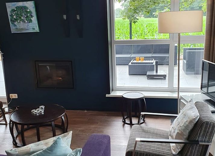 Ontspan op het terras van Huisje in Holten, een vakantiehuis in Salland, Overijssel, omringd door rustgevende natuur.