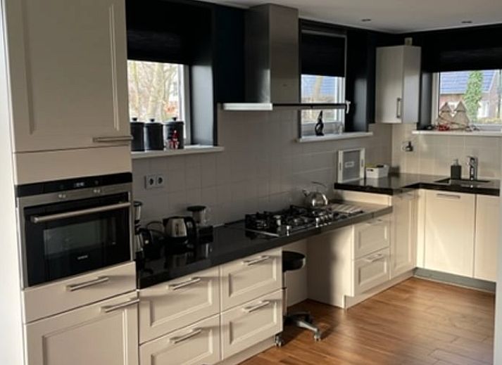 Ontspan op het terras van Huisje in Holten, een vakantiehuis in Salland, Overijssel, omringd door rustgevende natuur.