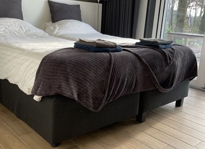 Ontspan op het terras van Huisje in Holten, een vakantiehuis in Salland, Overijssel, omringd door rustgevende natuur.