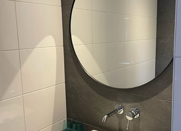 Geniet van het prachtige uitzicht op de groene velden vanuit Huisje in Holten, een vakantiehuis in het serene Salland, Overijssel.