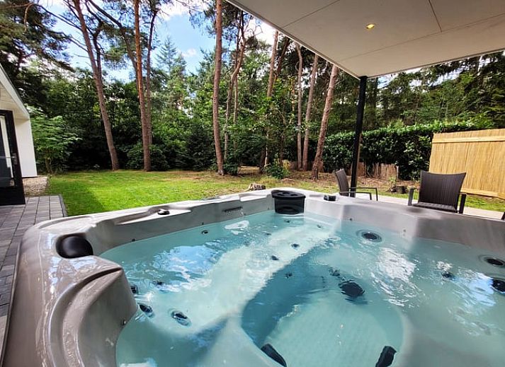 Ontspan in de jacuzzi van Vakantiehuis in Holten, omgeven door de serene bossen van Salland, Overijssel.