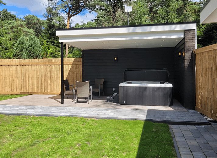 Ontspan in de jacuzzi van Vakantiehuis in Holten, omgeven door de serene bossen van Salland, Overijssel.