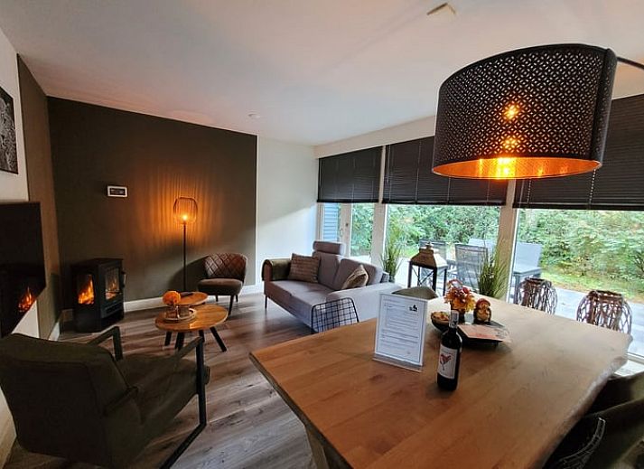 Ontspan in de jacuzzi van Vakantiehuis in Holten, omgeven door de serene bossen van Salland, Overijssel.