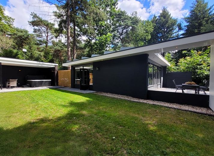 Gezellige binnenruimte van Vakantiehuis in Holten, Overijssel, met sfeervolle decoraties en comfortabele zithoek.