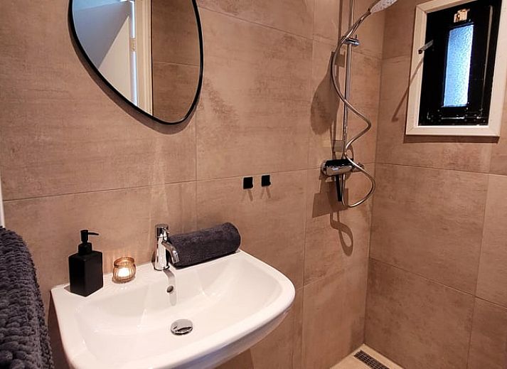 Gezellige binnenruimte van Vakantiehuis in Holten, Overijssel, met sfeervolle decoraties en comfortabele zithoek.