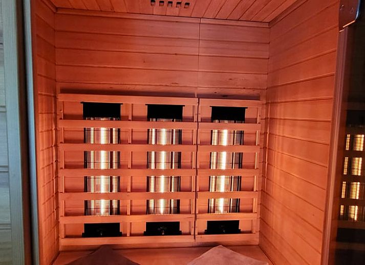 Gezellige binnenruimte van Vakantiehuis in Holten, Overijssel, met sfeervolle decoraties en comfortabele zithoek.