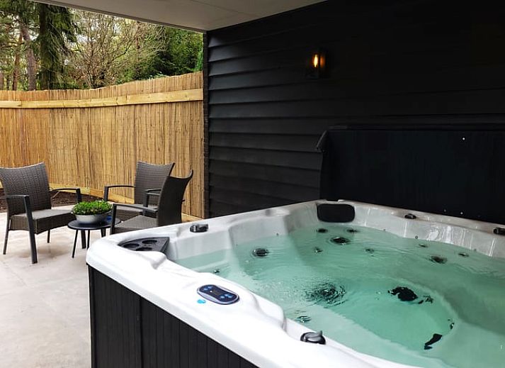 Gezellige binnenruimte van Vakantiehuis in Holten, Overijssel, met sfeervolle decoraties en comfortabele zithoek.