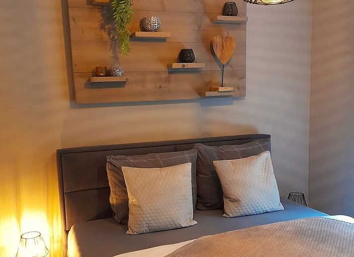 Ontspan op het terras van Vakantiehuis in Holten, Salland, Overijssel, met een moderne jacuzzi en omringd door rustgevende natuur.