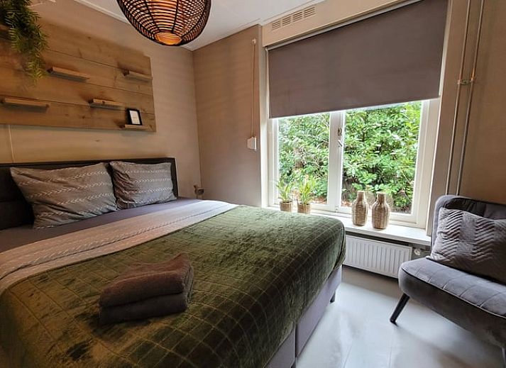 Ontspan op het terras van Vakantiehuis in Holten, Salland, Overijssel, met een moderne jacuzzi en omringd door rustgevende natuur.