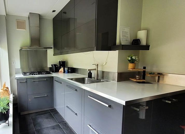 Ontspan op het terras van Vakantiehuis in Holten, Salland, Overijssel, met een moderne jacuzzi en omringd door rustgevende natuur.