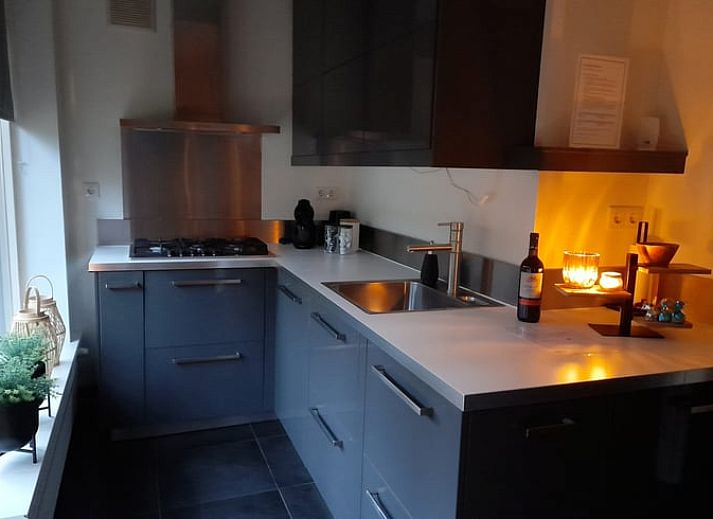 Gezellige woonkamer in Vakantiehuis in Holten, Salland, Overijssel met moderne inrichting en uitzicht op groene omgeving.