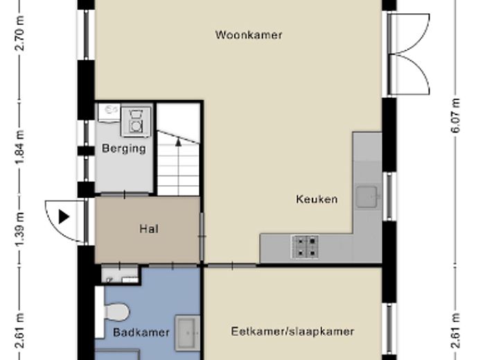 Helles Wohnzimmer von Huisje in Holten, Ferienhaus in Salland, Overijssel mit Blick auf den gruenen Garten durch grosse Fenster.
