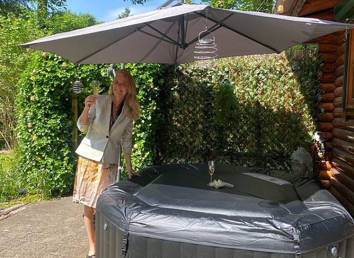 Vakantiehuisje in Holten, een charmante vakantiewoning in het groene Salland, Overijssel, omgeven door weelderige natuur en bomen.