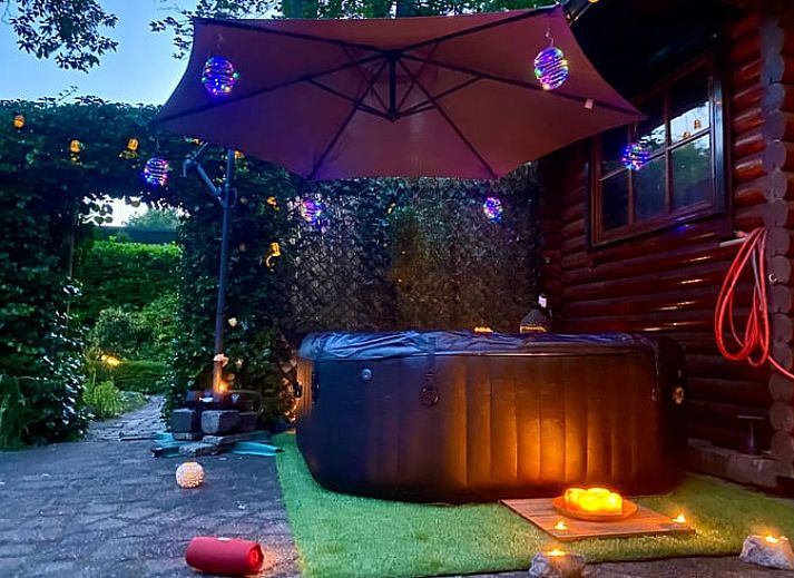 Sfeervolle avondverlichting bij Vakantiehuisje in Holten, gelegen in de natuur van Salland, Overijssel. Perfecte plek voor ontspanning.