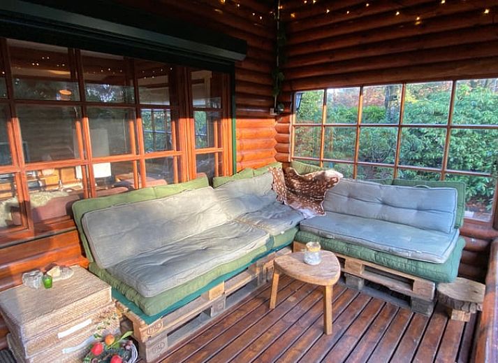 Sfeervolle avondverlichting bij Vakantiehuisje in Holten, gelegen in de natuur van Salland, Overijssel. Perfecte plek voor ontspanning.