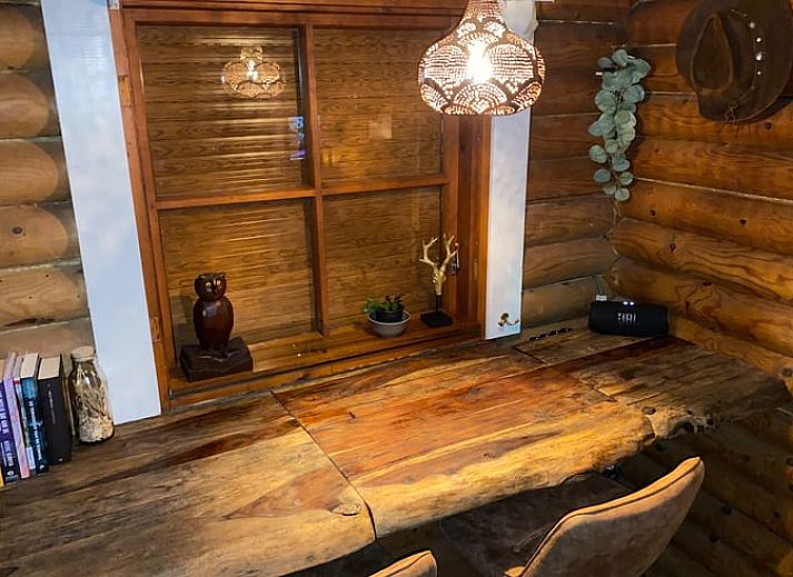 Sfeervol verlicht pad naar het Vakantiehuisje in Holten, omgeven door natuur in Salland, Overijssel, ideaal voor een romantisch verblijf.