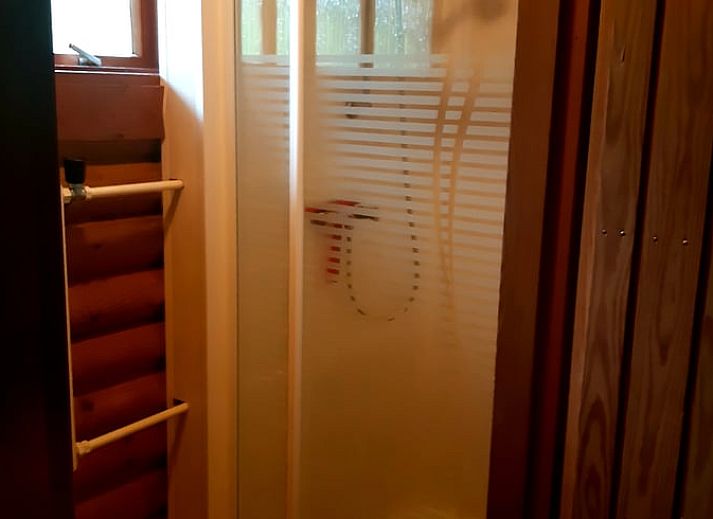 Geniet van ontspanning in de tuin van Vakantiehuisje in Holten, gelegen in het groene Salland, Overijssel, met een luxe jacuzzi onder een parasol.